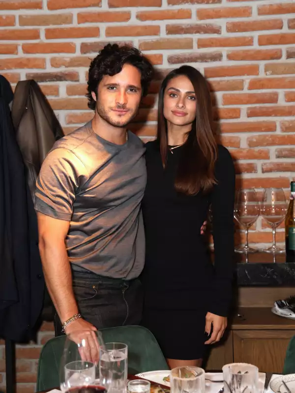 Diego Boneta  y Renata Notni