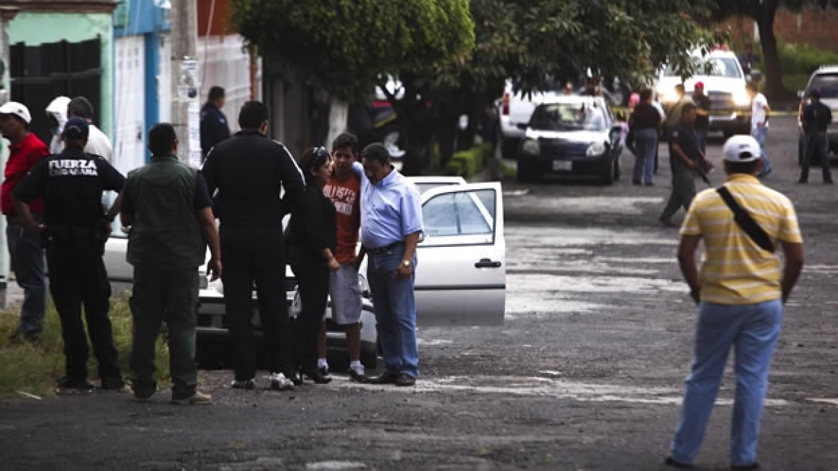 Familiares y conocidos del fotoperiodista Raúl López en el lugar donde fue encontrado el cuerpo del occiso
