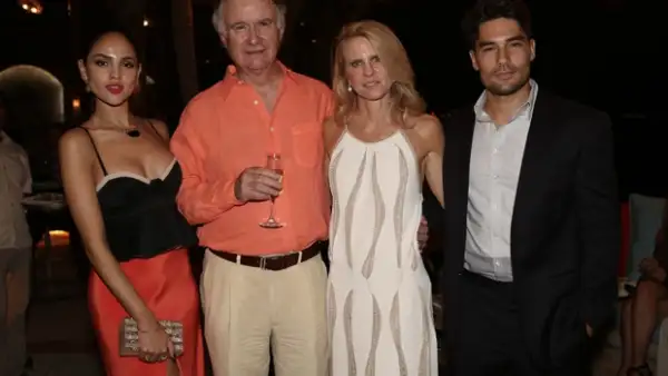La gala de la película “Mommy” recibió a las guapas celebs mexicanas; Eiza acompañada de su novio y la actriz presumiendo reveladora pancita de embarazo.