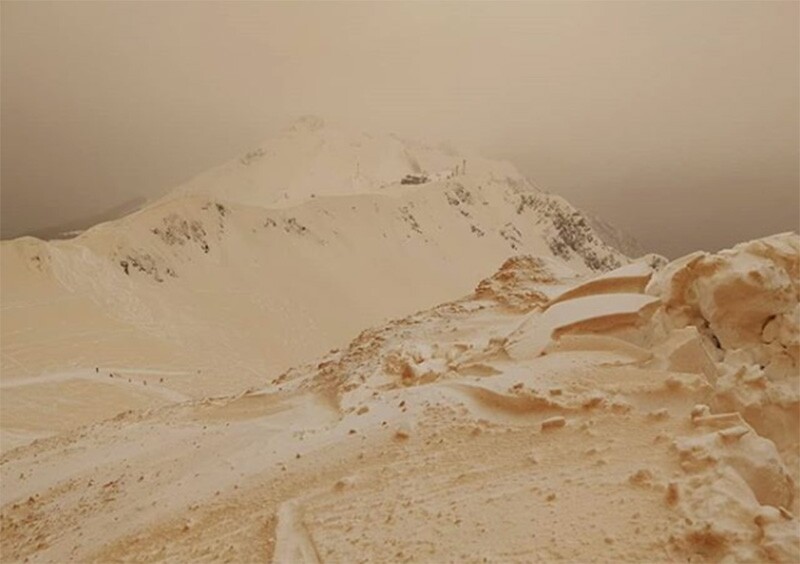 Montañas anaranjadas