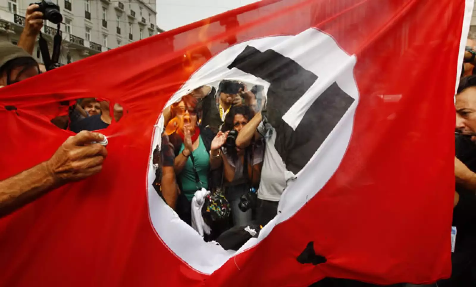 Merkel visita Grecia por primera vez desde el inicio de la crisis de deuda de Europa hace tres años, para entregar un mensaje de apoyo, pero no más dinero, al país golpeado por la recesión.