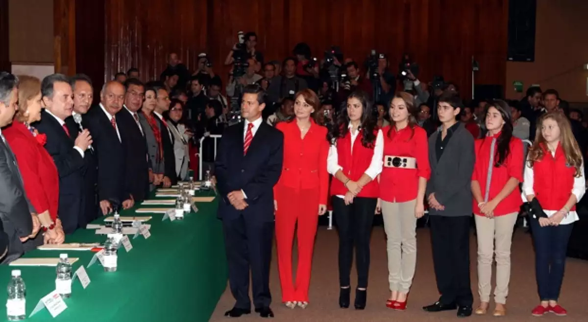 Angélica Rivera y los hijos de ambos, acudieron al auditorio Plutarco Elías Calles de la sede nacional del PRI para dar apoyo al ex gobernador del Estado de México.