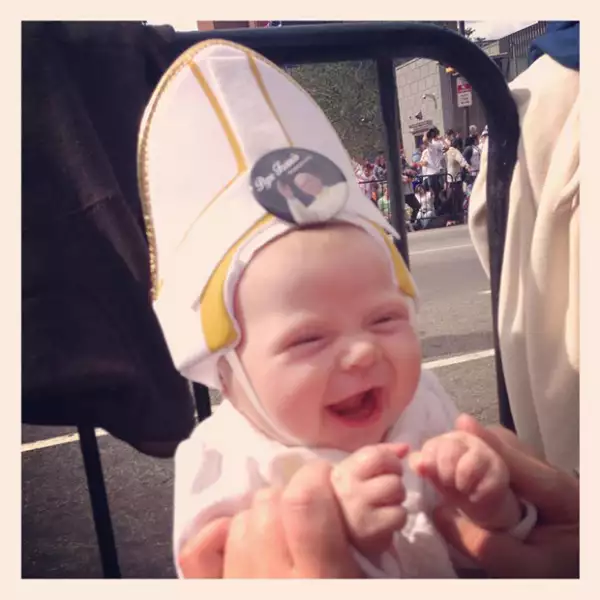 Quinn es el nombre de esta bebé que robó la atención del Papa durante su gira por EU.