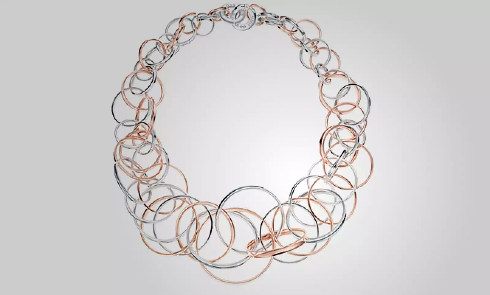 En honor a su 175° aniversario, Tiffany presentó ‘Rubedo’, un nuevo metal exclusivo de esta firma de joyería.