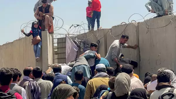La caída del gobierno de Afganistán y la toma de control de los talibanes ha puesto al país en una delicada situación. Su precaria economía, altamente dependiente del apoyo internacional, podría verse afectada por sanciones y menos recursos. Esto puede empujar a los afganos a una crisis humanitaria aún más grave que la que ya viven.