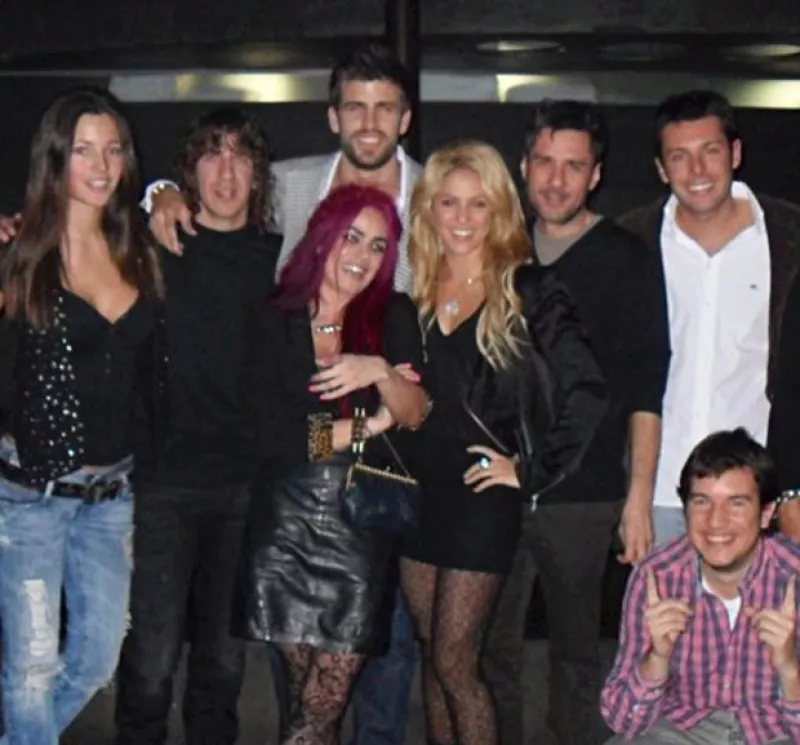 Fue el futbolista quien difundió la foto donde aparece Shakira al lado de él y un grupo de amigos. El mensaje fue: "¡¡Aquí tenéis la foto celebrando el cumple!!"