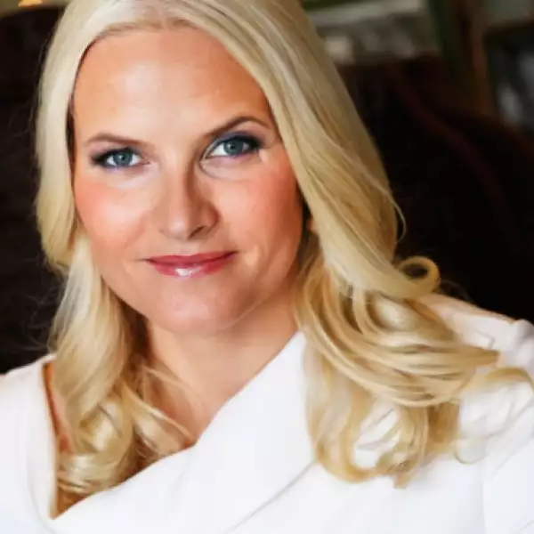 Mette-Marit, esposa del príncipe heredero, es de origen plebeyo.