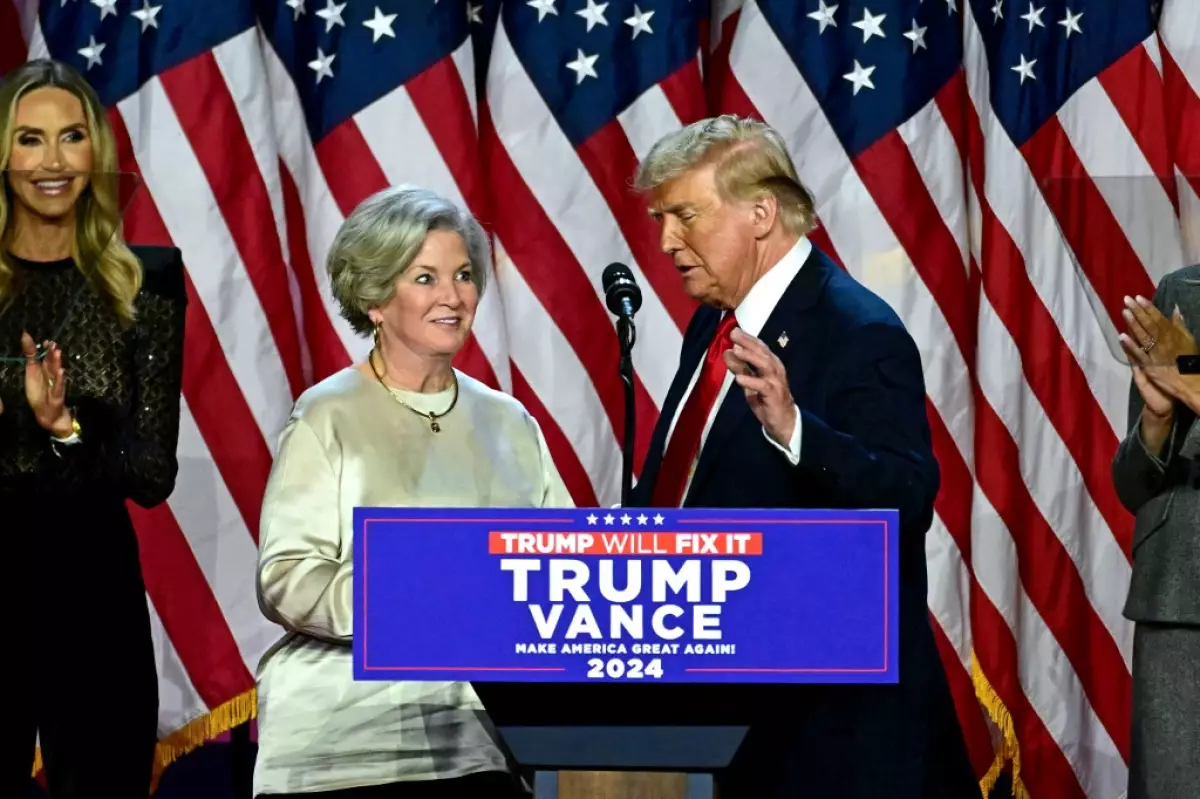 El expresidente de los Estados Unidos y candidato presidencial republicano Donald Trump saluda a su gerente de campaña Susie Wiles (izbra) durante un evento electoral en el Centro de Convenciones de West Palm Beach en West Palm Beach, Florida, el 6 de noviembre de 2024. El presidente electo de los Estados Unidos, Donald Trump, nombró a su gerente de campaña, Susie Wiles, como jefe de gabinete de la Casa Blanca el 7 de noviembre de 2024, su primer nombramiento importante desde que ganó las elecciones de esta semana.