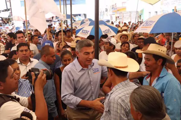 El panista se comprometió con migrantes mixtecos a darles apoyos sin especificar de qué tipo. 