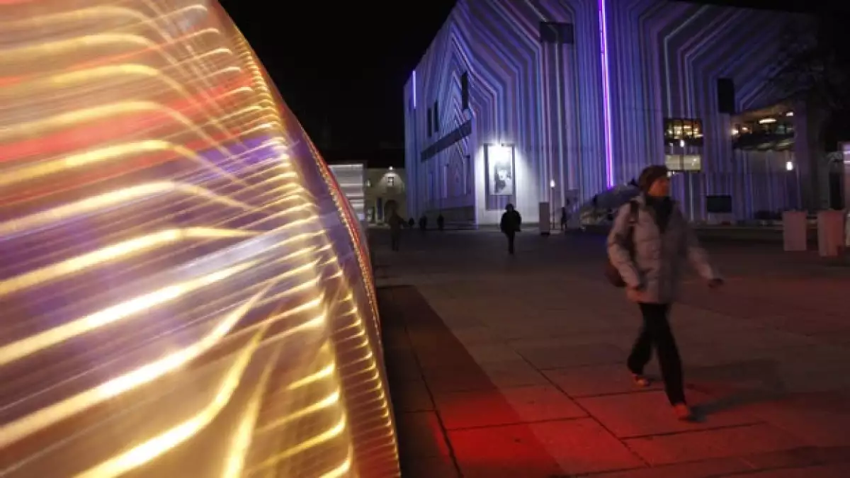 un hombre camina afuera del Leopold Museum