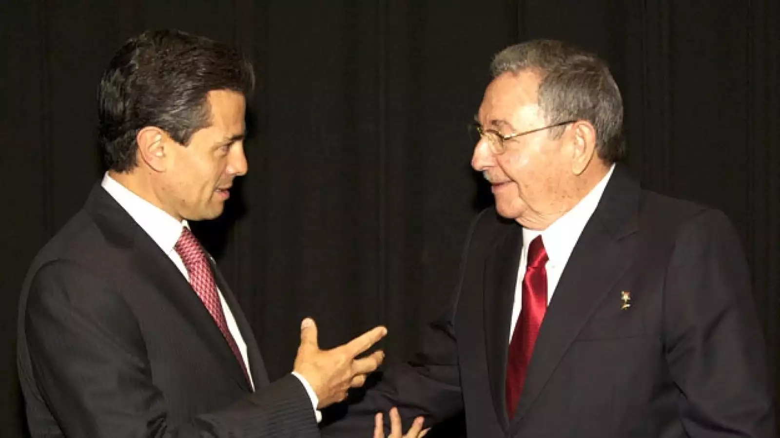 peña nieto_y_ raul castro 2