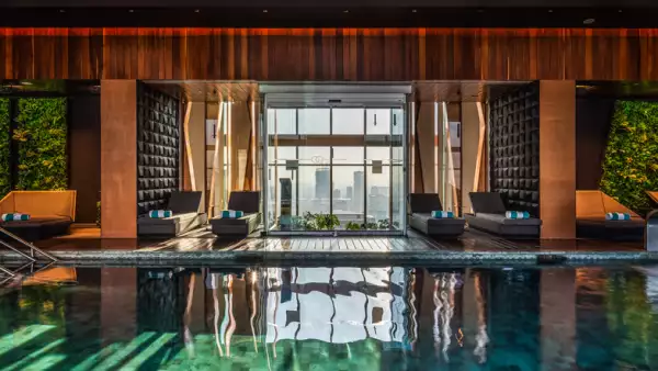 área de alberca en el piso 30 del hotel sofitel mexico city reforma
