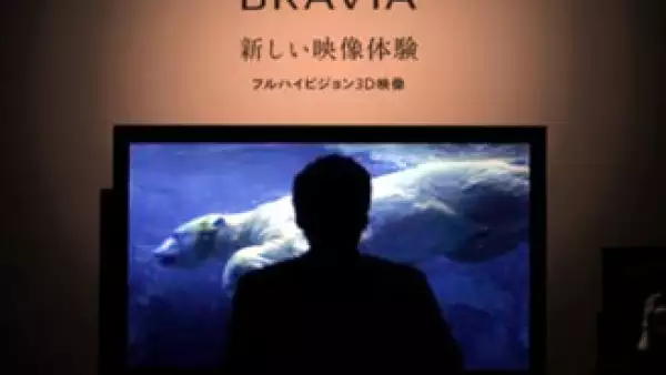 Un hombre ve uno de los nuevos modelos que Sony presentó para observar imágenes en tercera dimensión. (Foto: Reuters)