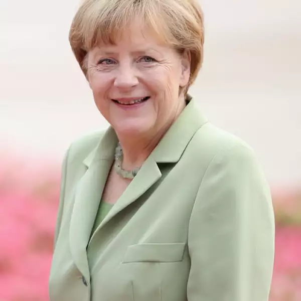 Angela Merkel, canciller alemana, es la mujer más poderosa por décimo año consecutivo. Logró un tercer mandato de cuatro años de la economía más vibrante de Europa y luchó contra una recesión nacional durante la crisis económica global.