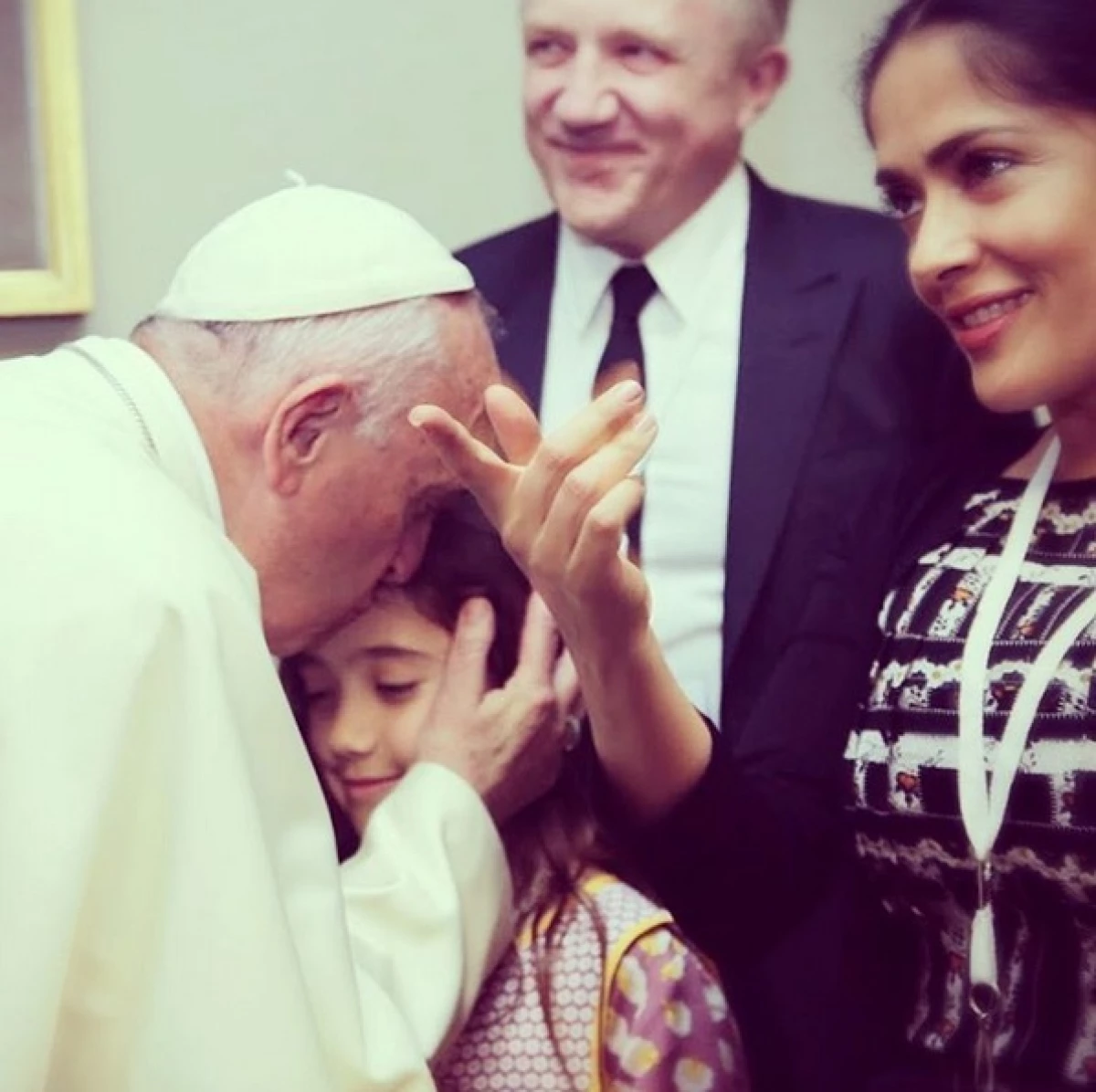 La hija de la actriz y el empresario François-Henri Pinault fue bendecida por el pontífice en el Vaticano.
