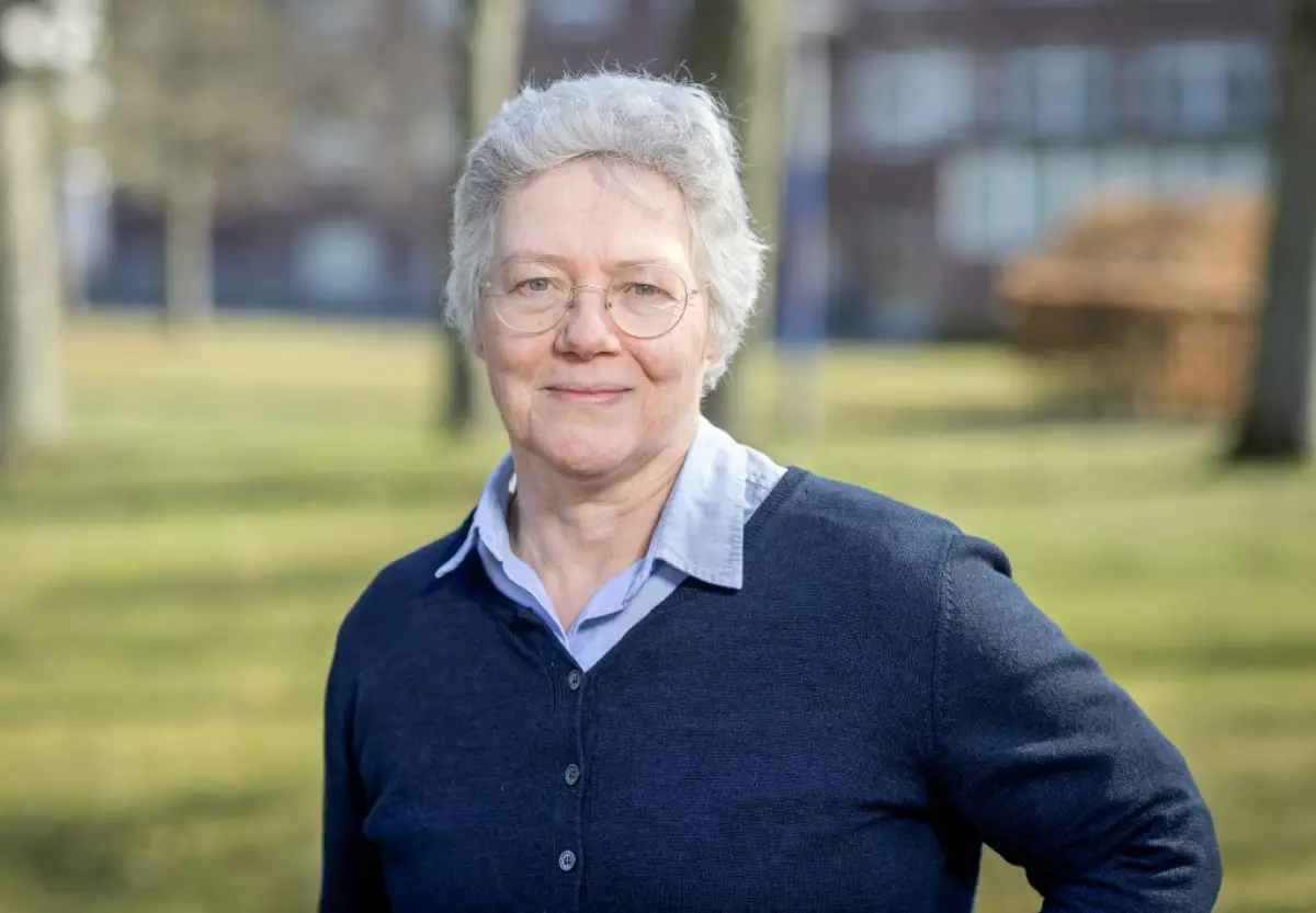 La física franco-sueco Anne L'Huillier, que es una de las ganadoras del Premio Nobel de Física de este año, celebra con su hijo Oscar y su marido Claes-Goran en la Universidad de Lund, donde trabaja en Lund el 3 de octubre de 2023.