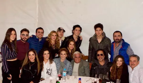 Vicente Fernández y su familia