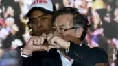 El candidato presidencial colombiano para la coalición del Pacto Histórico, Gustavo Petro, tiene la forma de un corazón, acompañado por su hijo Nicolas Petro, mientras celebra en la sede del partido en Bogotá el 29 de mayo de 2022, el día de las elecciones. El presidente colombiano Gustavo Petro dijo el 29 de julio de 2023 que su hijo Nicolás había sido arrestado por cargos de lavado de dinero y enriquecimiento ilícito en un escándalo relacionado con la campaña electoral de Petro.