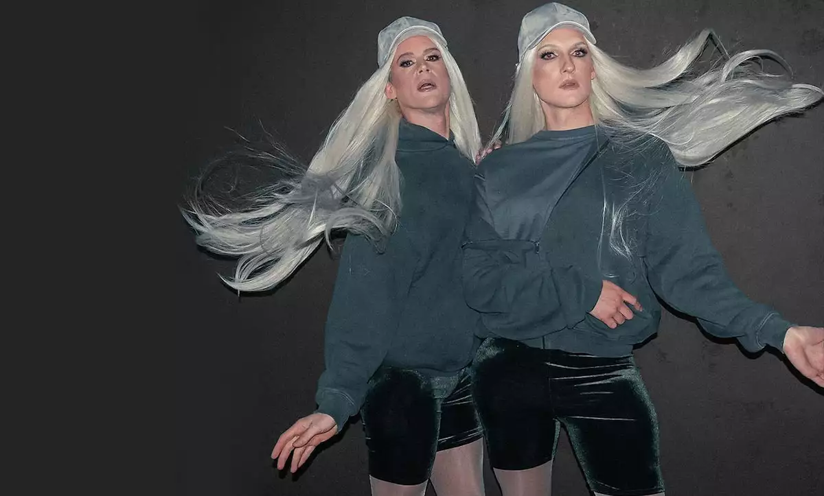 Disfraces-cool-lalo-rodriguez-runwaytown-pechuga-vintage-brad-goreski-alexander-mcqueen-thalia