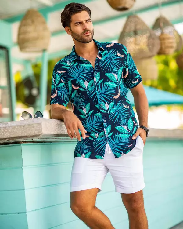 Hombre usando camisa Cubavera estampada