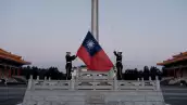 Los guardias izan la bandera nacional de Taiwán en el Boulevard de la Democracia en el Salón Conmemorativo de Chiang Kai-shek en Taipei el 14 de enero de 2024.