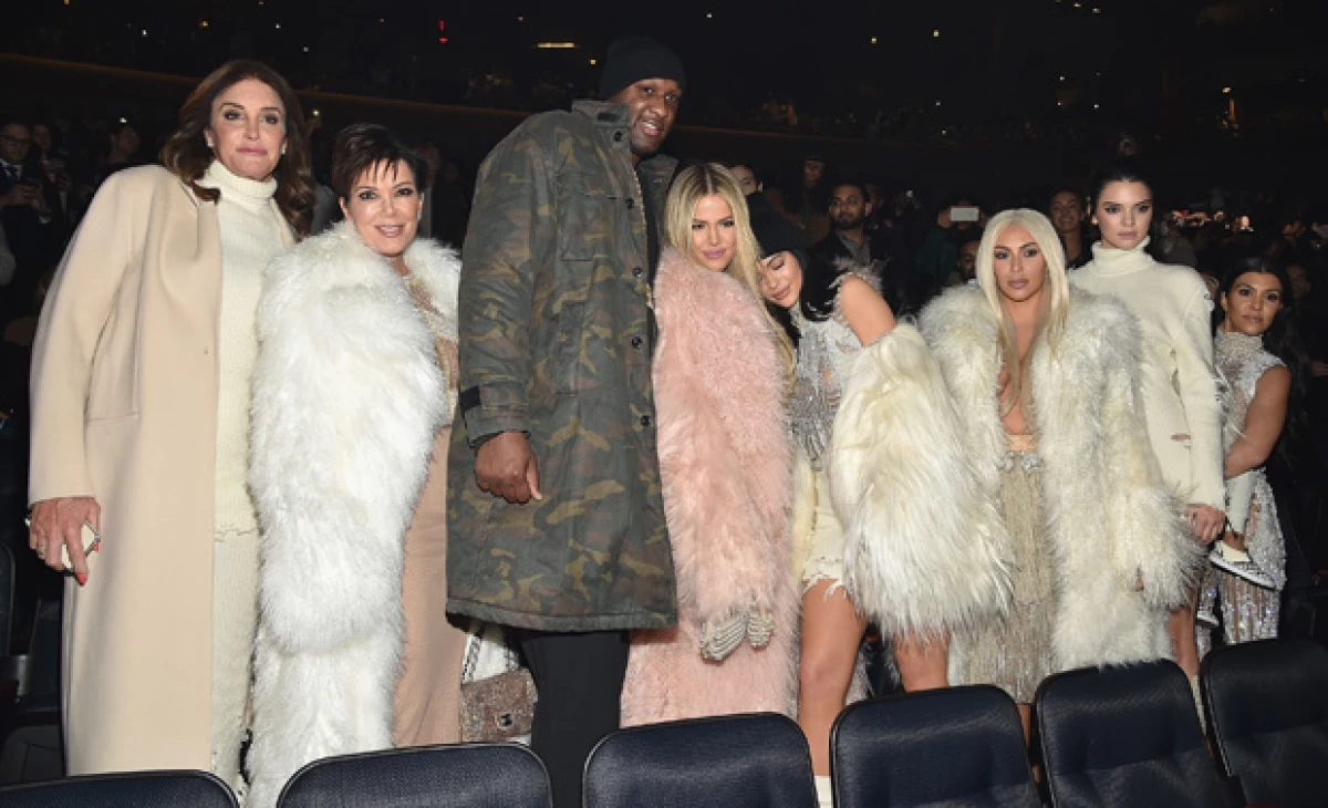 La modelo y su papá eligieron usar el mismo diseño de la presentación de la nueva colección de Kanye West en New York Fashion Week.