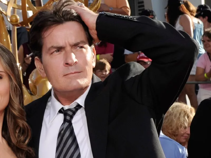 Los productores de `Two and a Half Men´ decidieron no pagarle al actor por los capítulos no ha grabado, además se suspendió el final de la temporada y Sheen cree que él tiene la razón.