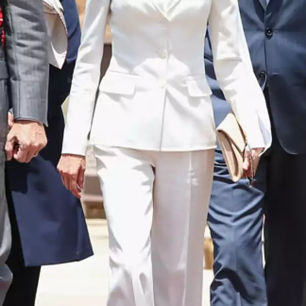 Eligió un total look en blanco para la visita a Marruecos.