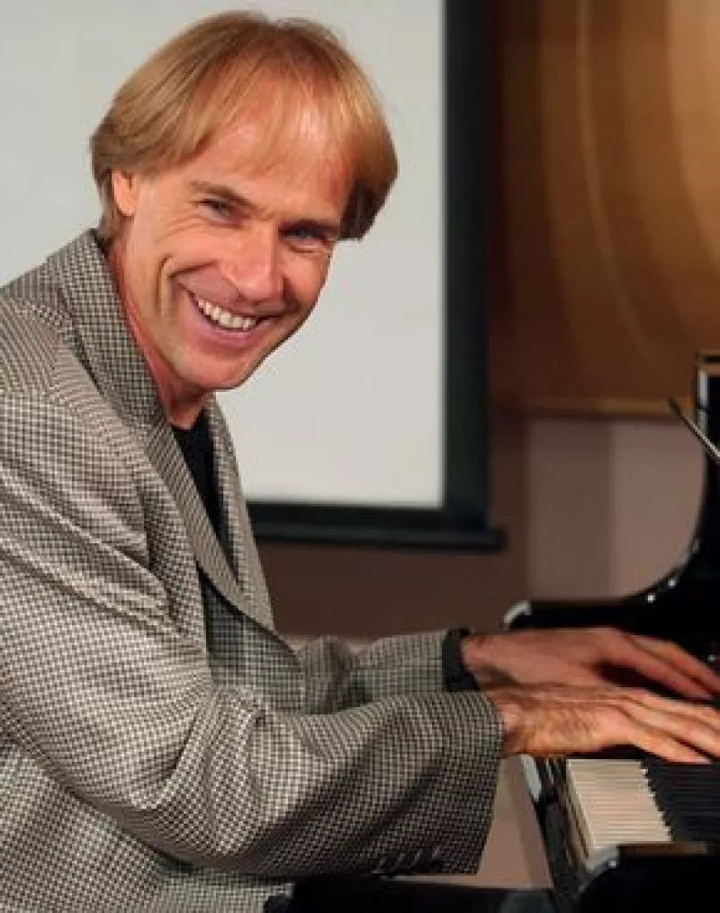 El pianista ofreció concierto romántico por el día del amor y la amistad ante 3 mil personas.