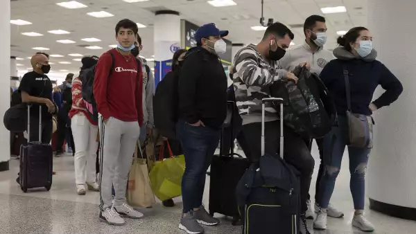 Ómicron impacta a las aerolíneas y enciende la alerta en Francia y Dinamarca