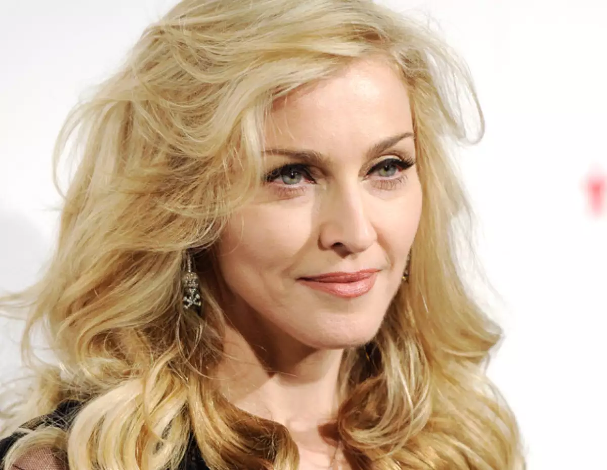 `La Reina del Pop´, quien será inmortalizada en la exposición `People, figuras por siempre´ en España, dijo que invertiría más en arte y menos en armas de ser mandatario.