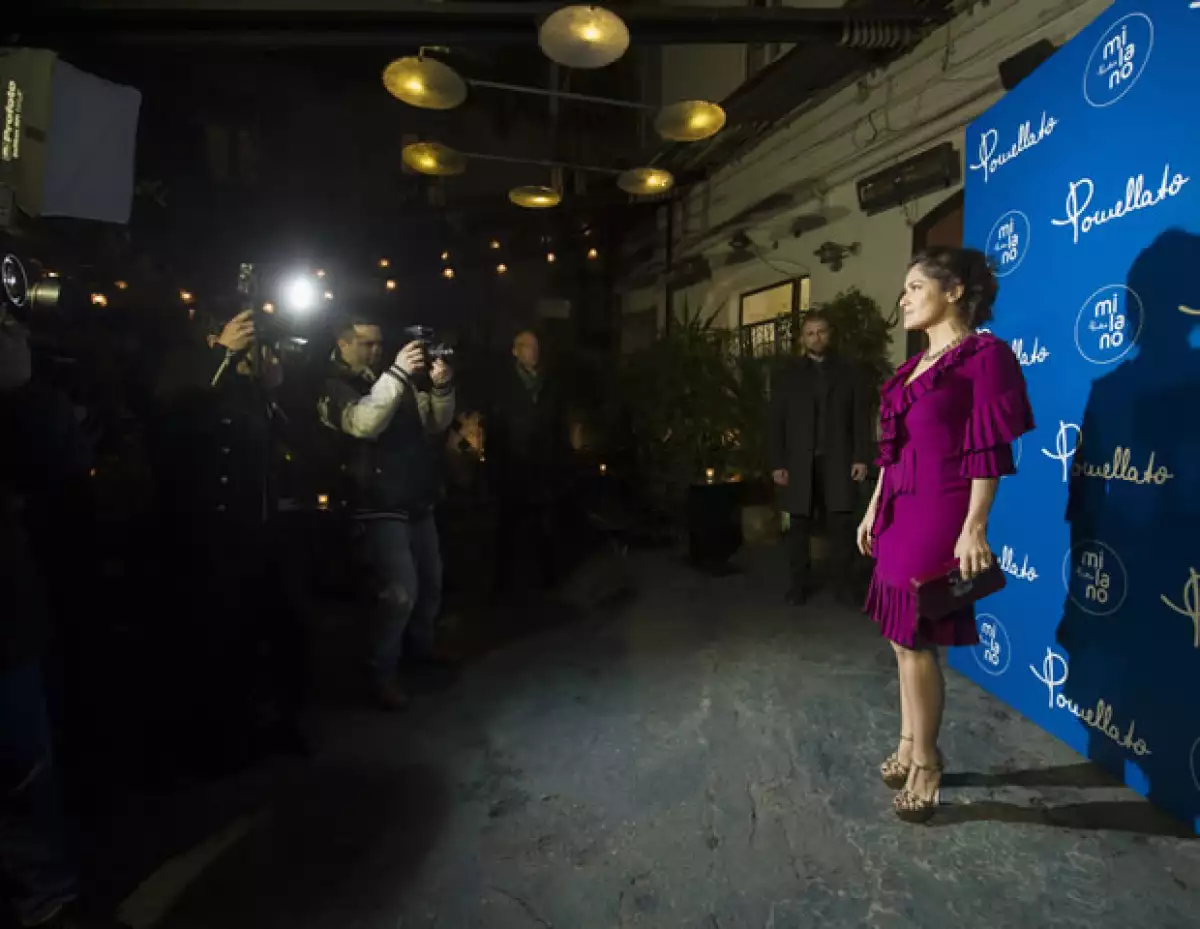 Salma llega al evento de Pomellato en la semana de la moda de Milán.
