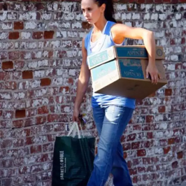 Cómodamente, Jennifer Love Hewitt va hacer unas diligencias cerca de su casa en Los Ángeles, California.