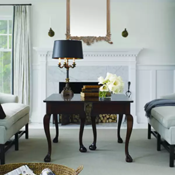 Por lo general, los libreros tienen tantas cosas que es casi imposible apreciar los accesorios. Dejar espacios vacíos entre grupos de objetos.