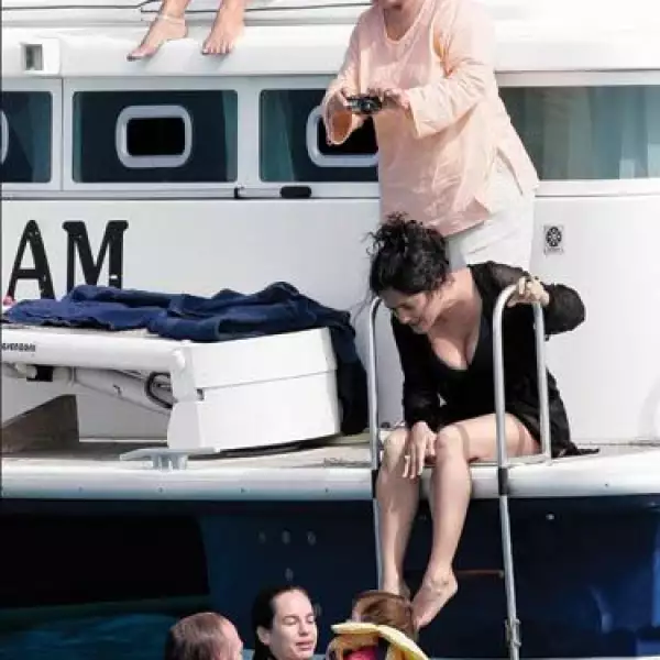 Muy consentida. Daniela Villegas, novia de Sami Hayek, también nadó un rao con Valentina.