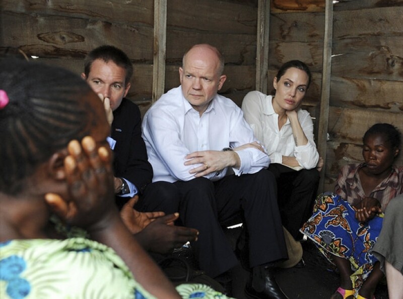 Angelina con el Secretario inglés William Hague.