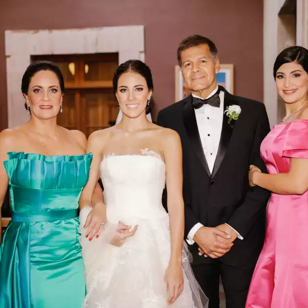 Elena María Aguilar, Sofía, Alberto y Ana Paula Olson.jpg