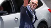 En la imagen se ve al gobernador de Nayarit saludando a la cámara. 