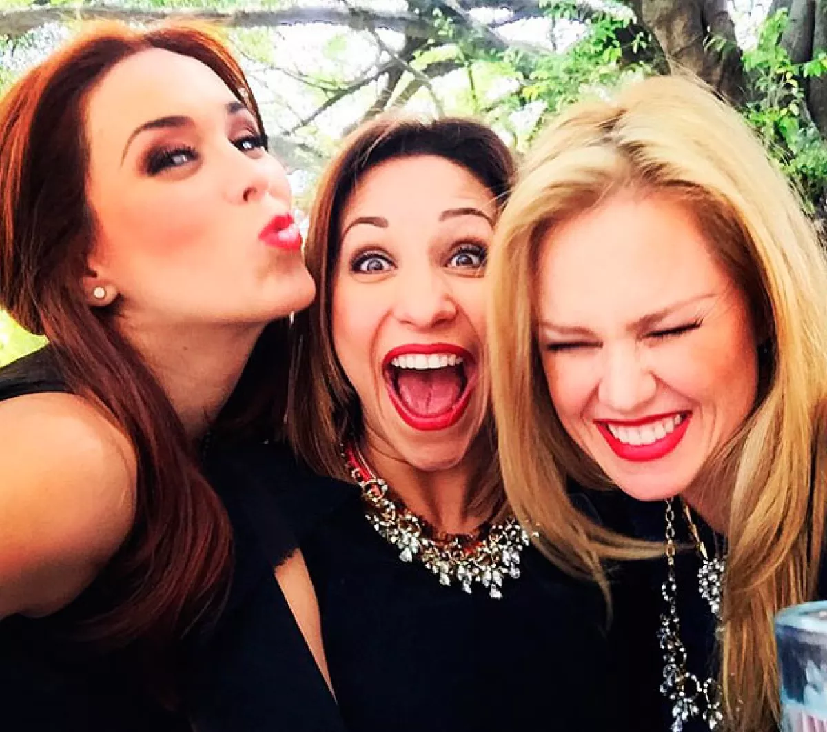 Con caras graciosas y todo, Jacky Bracamontes lucía radiante en el baby shower de su hermana.