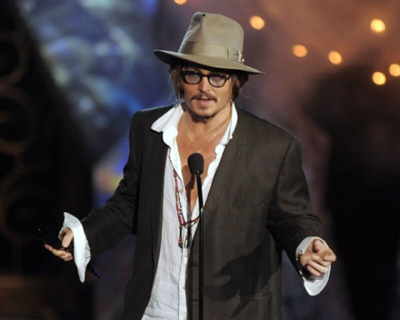 Johnny Depp lució emocionado de presentar el premio Rock Immortal.