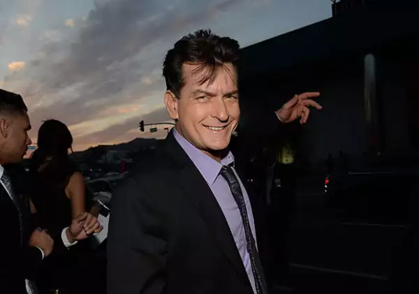 Según el insider, el actor cree que fue en uno de sus primeros encuentros sexuales con transexuales cuando fue contagiado.