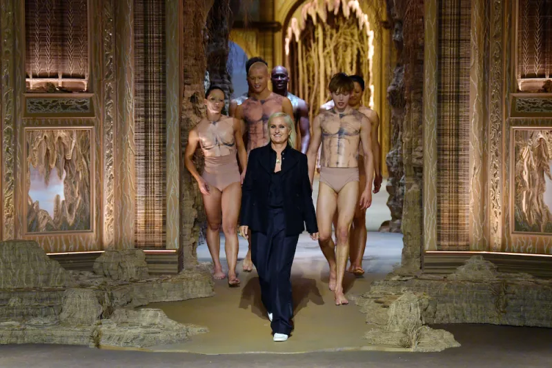 Maria Grazia Chiuri terminnando desfile en parís.