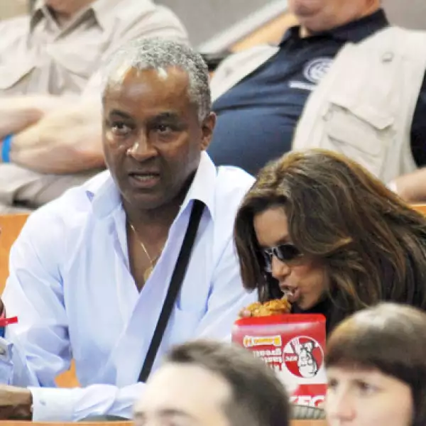 Al parecer a Eva Longoria no le importan las calorías, ya que no escapó del lente indiscreto mientras comía con mucho gusto pollo frito.