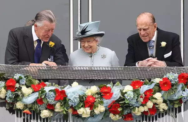 Sir Michael Oswald, la reina Isabel y Felipe de Edimburgo