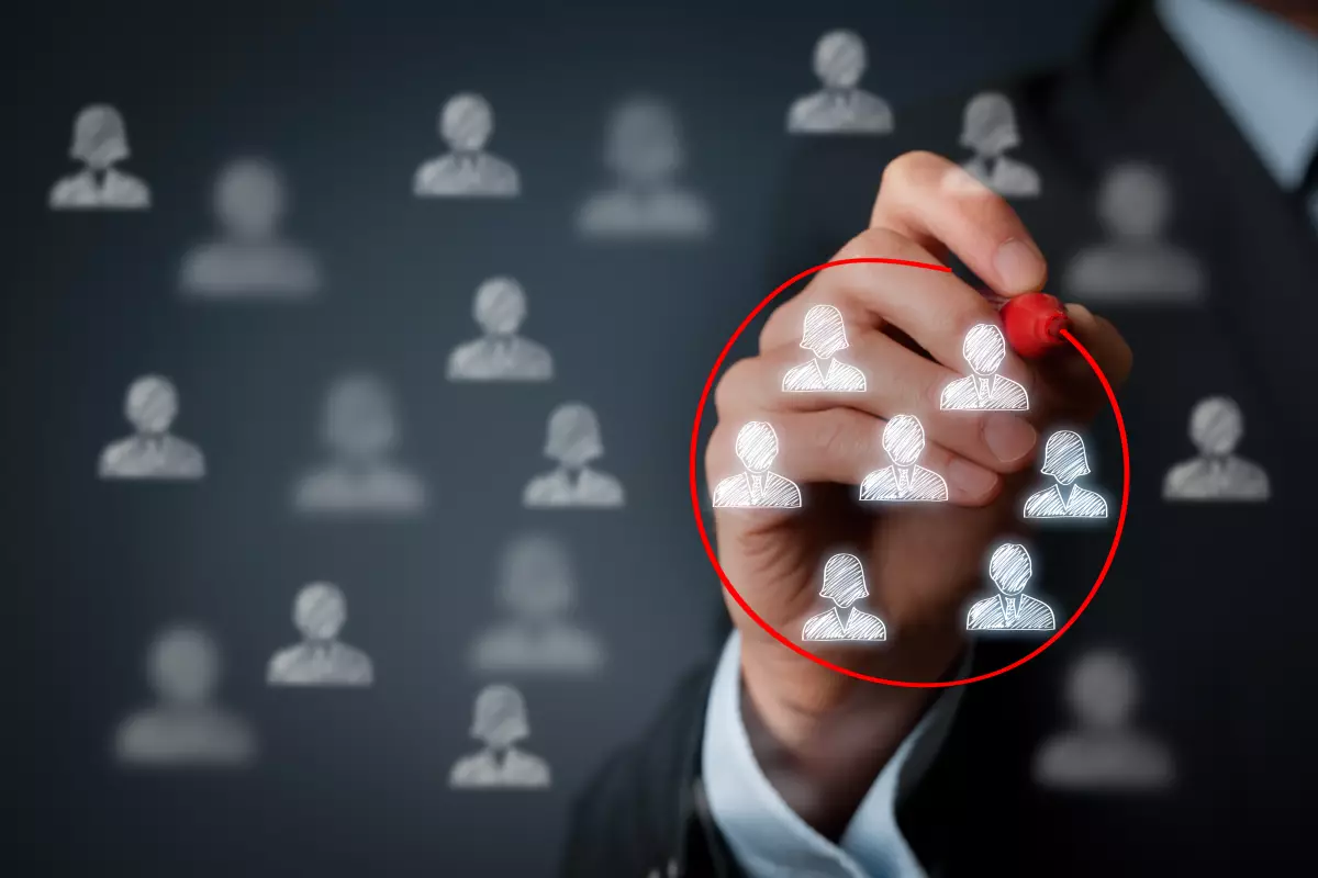Concepto de segmentación de marketing, atención al cliente, gestión de relaciones con el cliente (CRM) y conceptos de creación de equipos.