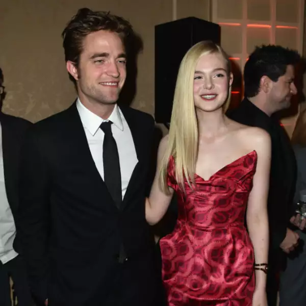 Robert Pattinson y Elle Fanning.