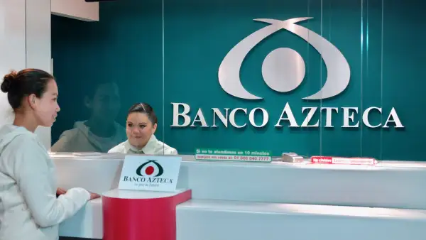 Mujer recibe atención en ventanilla de Banco Azteca