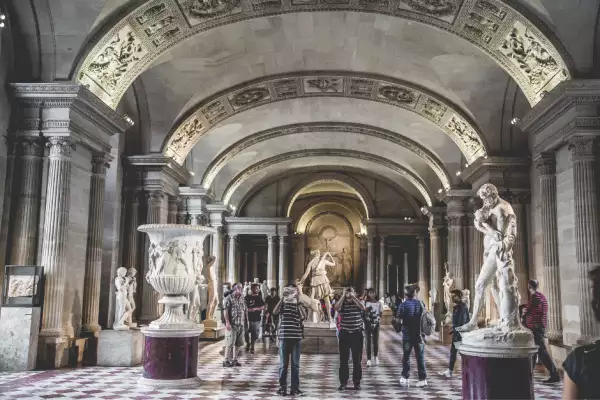 El caso que sacudió al Louvre .png