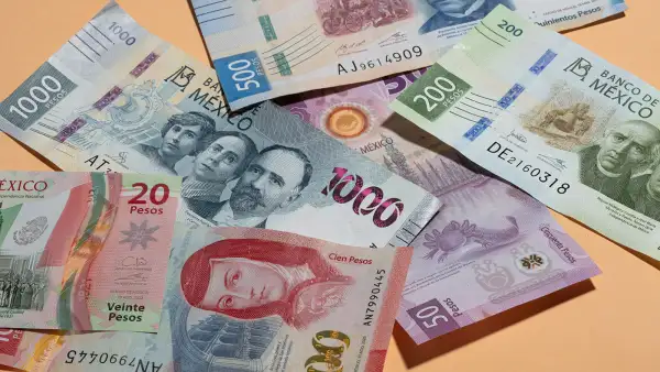 Billetes mexicanos de distintas denominaciones.