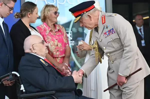 El rey Carlos III y la reina Camila en la conmemoración del 80 aniversario del final de la Segunda Guerra Mundial